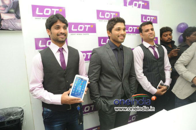 Allu Arjun Launches Lot Mobile Store Showroom