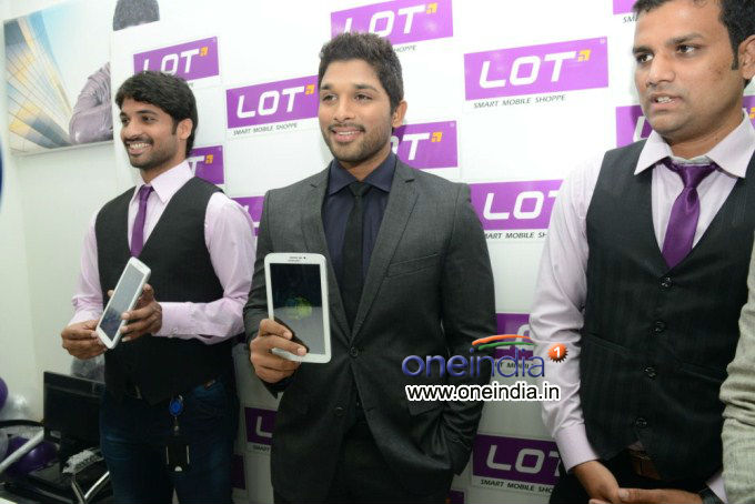 Allu Arjun Launches Lot Mobile Store Showroom