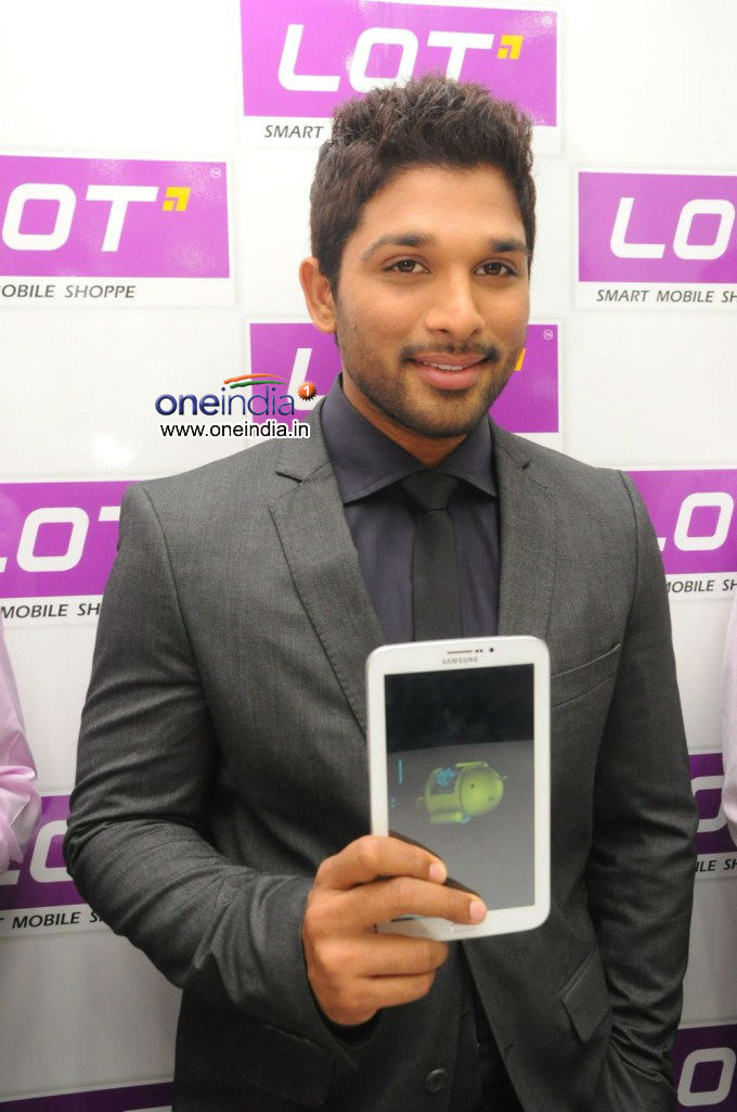 Allu Arjun Launches Lot Mobile Store Showroom