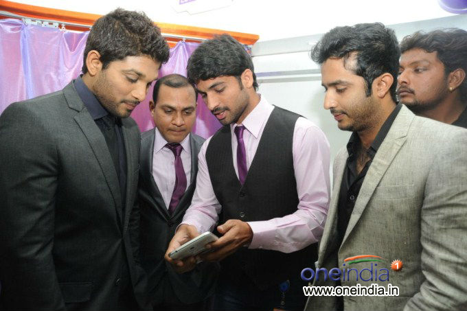 Allu Arjun Launches Lot Mobile Store Showroom