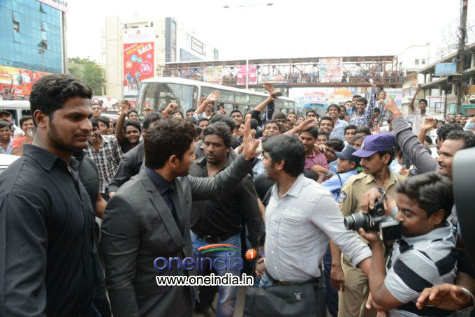 Allu Arjun Launches Lot Mobile Store Showroom