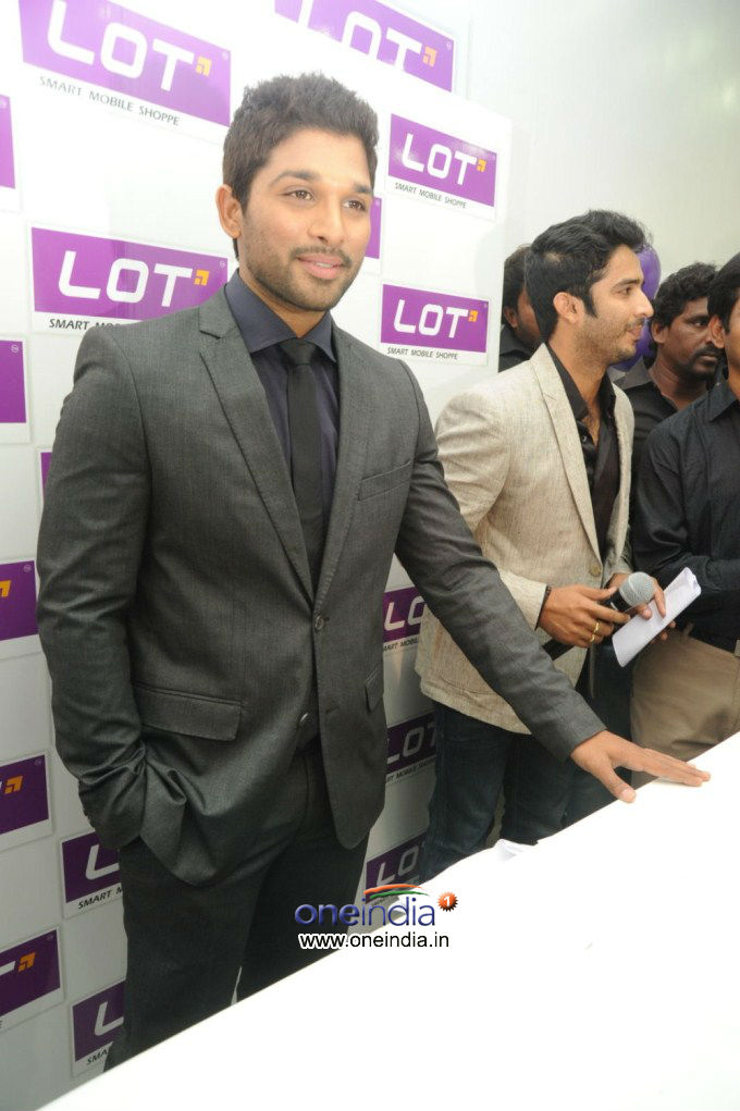 Allu Arjun Launches Lot Mobile Store Showroom