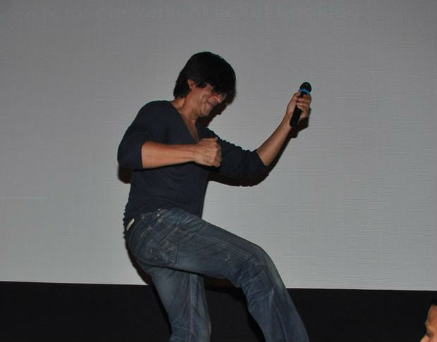 SRK celebrates the success of Chennai Express with fans