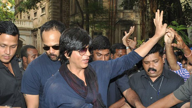 SRK celebrates the success of Chennai Express with fans