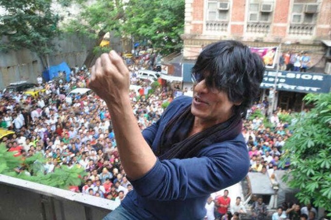 SRK celebrates the success of Chennai Express with fans
