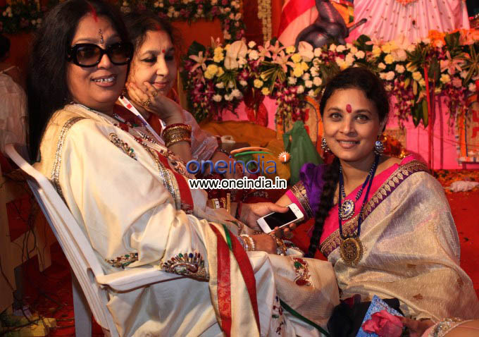 Rani Mukherjee Visit Durga Temple with her Family