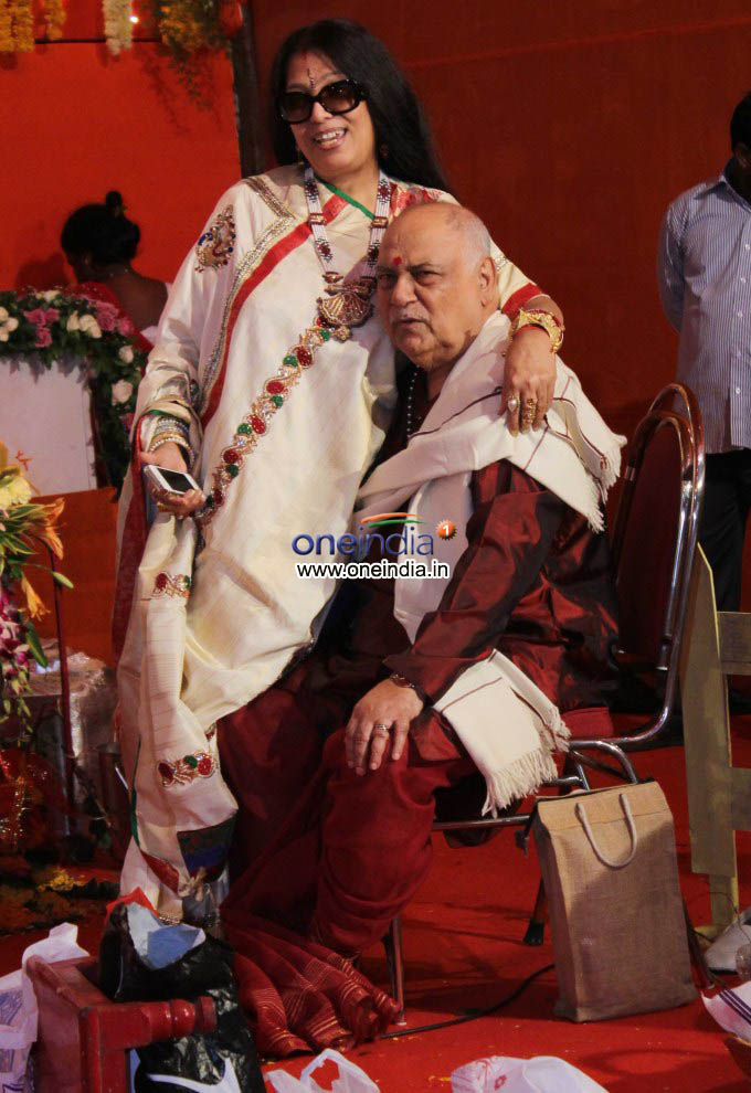 Rani Mukherjee Visit Durga Temple with her Family