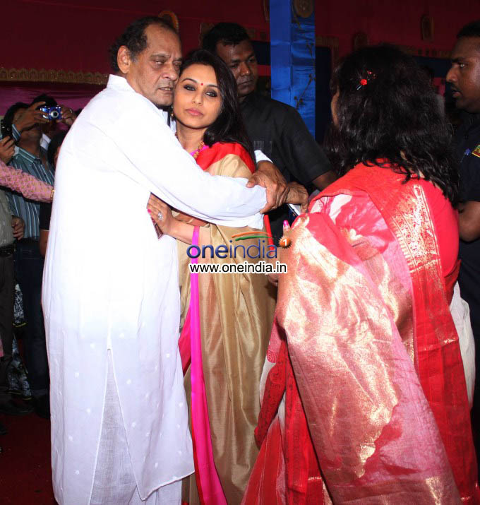Rani Mukherjee Visit Durga Temple with her Family
