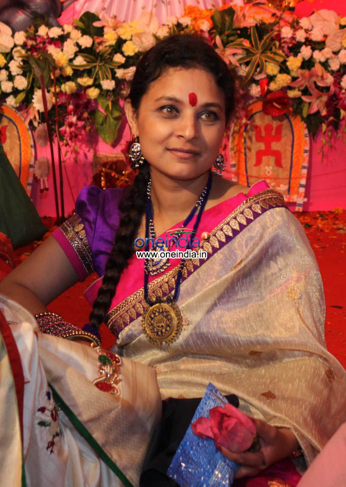 Rani Mukherjee Visit Durga Temple with her Family