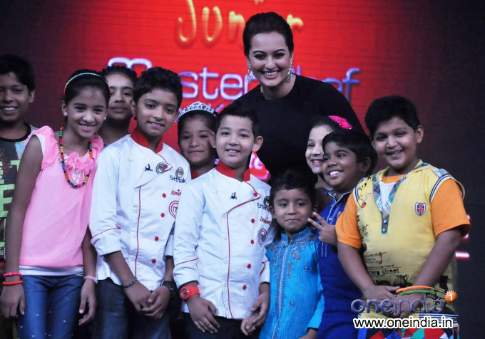 Sonakshi Sinha promotes R... Rajkumar on Junior MasterChef sets