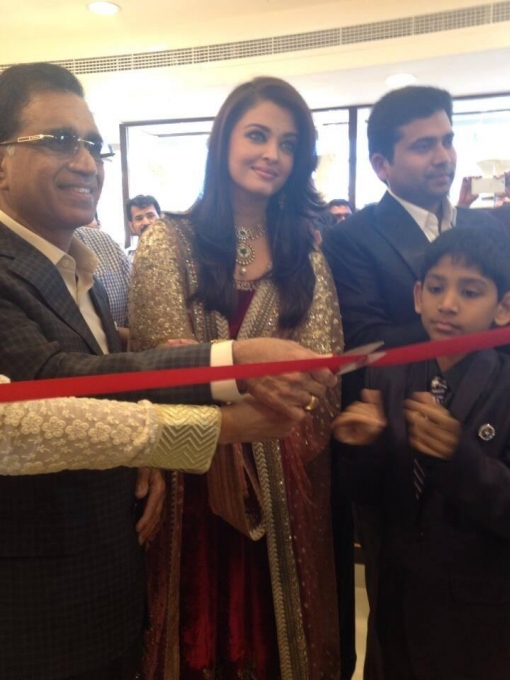 Aishwarya Rai and Manju Warrier at Inaugration of Dubai Kalyan Jewellers