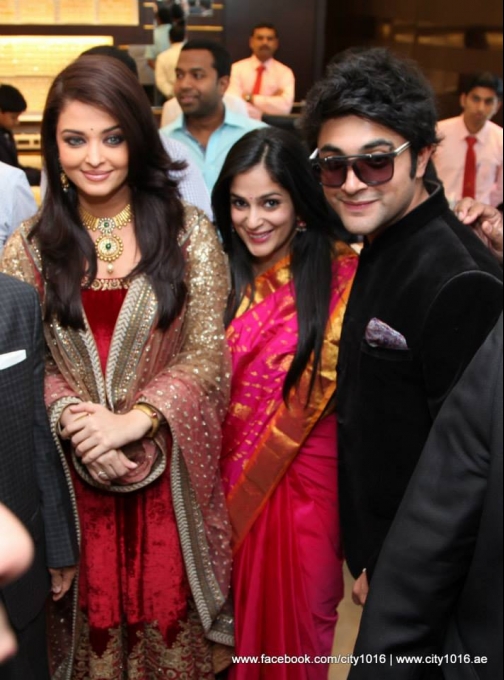 Aishwarya Rai and Manju Warrier at Inaugration of Dubai Kalyan Jewellers