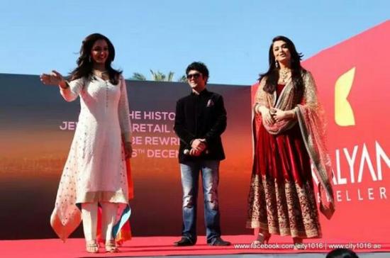Aishwarya Rai and Manju Warrier at Inaugration of Dubai Kalyan Jewellers