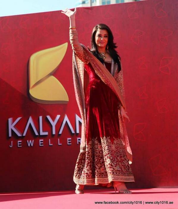 Aishwarya Rai and Manju Warrier at Inaugration of Dubai Kalyan Jewellers
