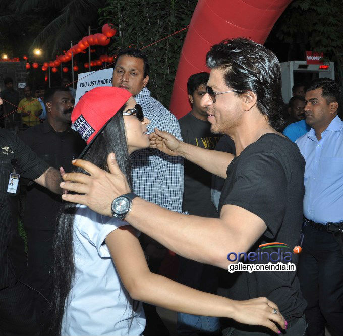 SRK with daughter Suhana at YouTube FanFest 2014
