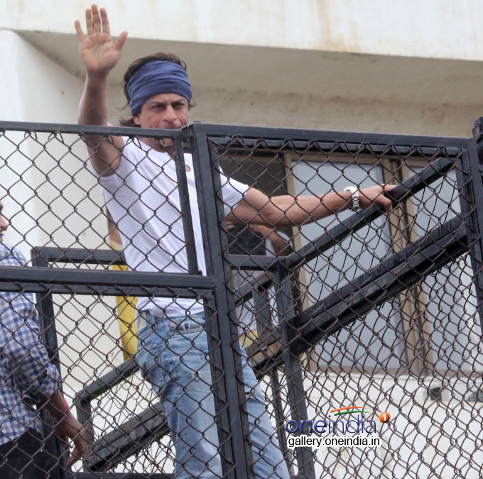 Shahrukh Khan wishes Eid Mubarak 2014 to his fans