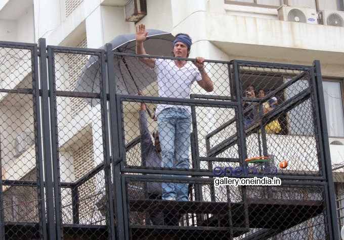 Shahrukh Khan wishes Eid Mubarak 2014 to his fans