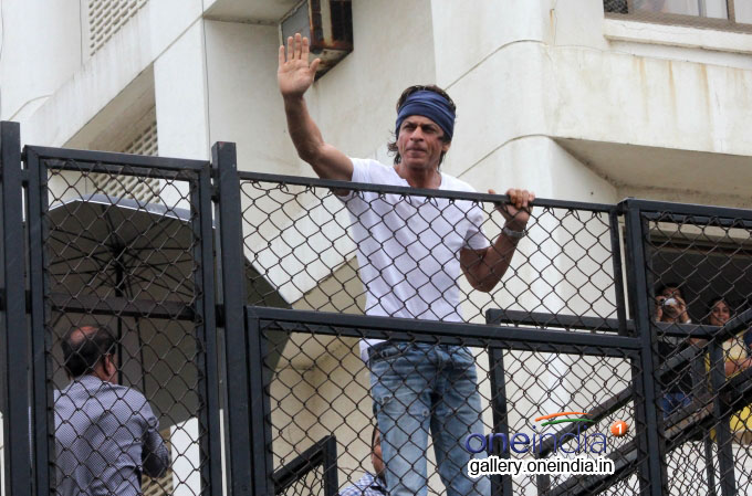 Shahrukh Khan wishes Eid Mubarak 2014 to his fans