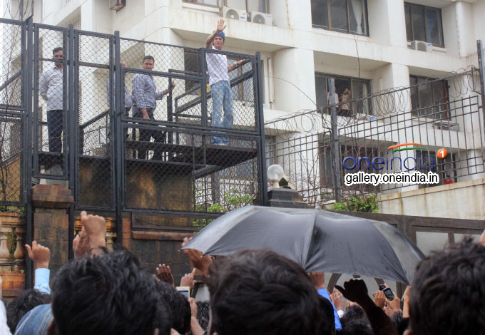 Shahrukh Khan wishes Eid Mubarak 2014 to his fans