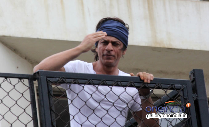 Shahrukh Khan wishes Eid Mubarak 2014 to his fans