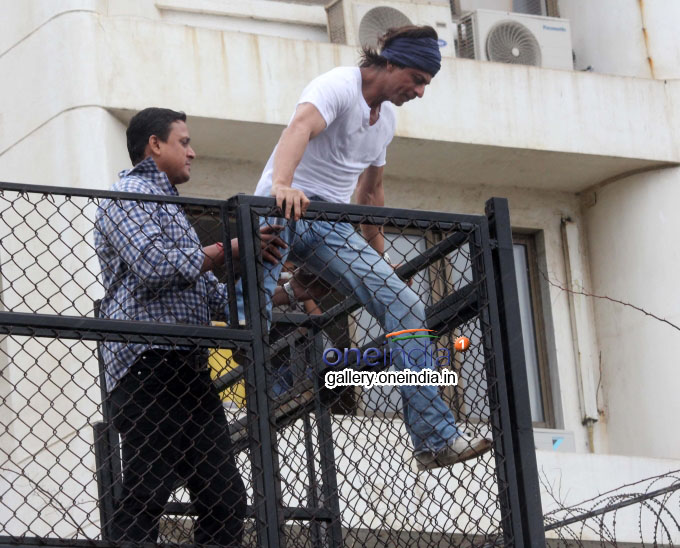 Shahrukh Khan wishes Eid Mubarak 2014 to his fans