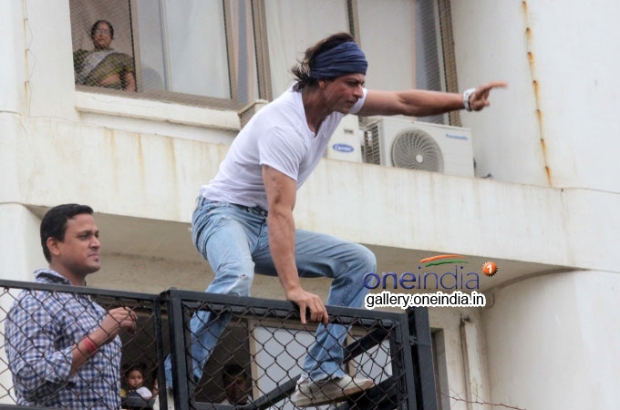 Shahrukh Khan wishes Eid Mubarak 2014 to his fans