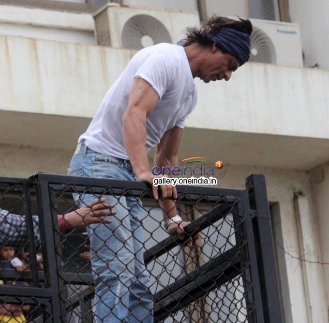 Shahrukh Khan wishes Eid Mubarak 2014 to his fans
