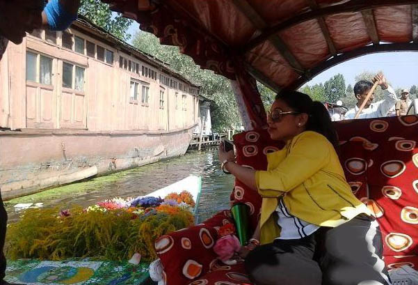 Rani Mukherjee Enjoys Boat Ride in Srinagar