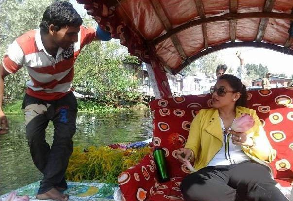 Rani Mukherjee Enjoys Boat Ride in Srinagar