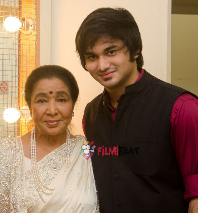 Asha Bhosle, Siddhant Bhosle and Sudesh Bhosle Perform At A Concert