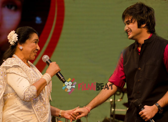 Asha Bhosle, Siddhant Bhosle and Sudesh Bhosle Perform At A Concert