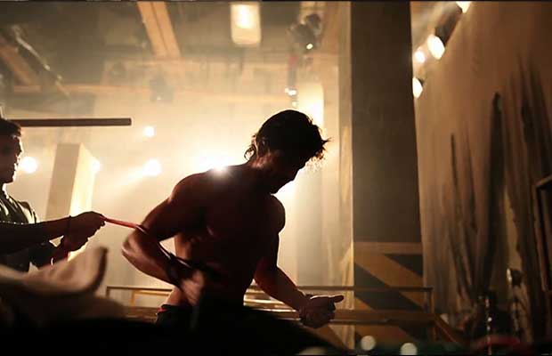 Shahrukh Khan Reveals His 10-pack Abs Workout