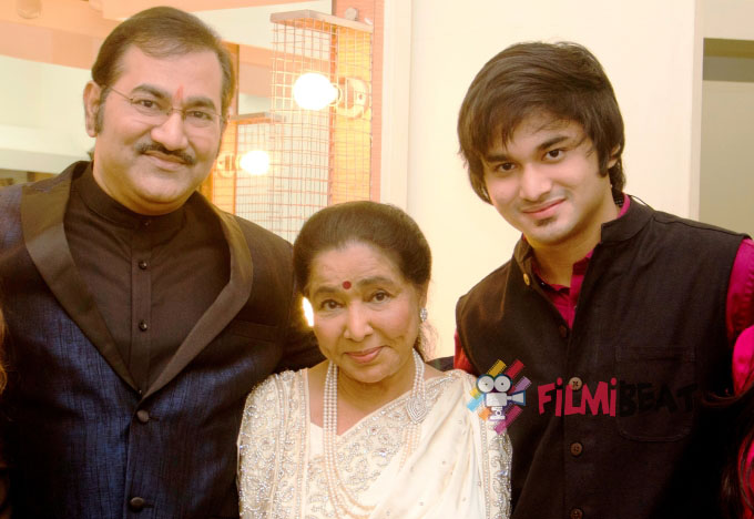Asha Bhosle, Siddhant Bhosle and Sudesh Bhosle Perform At A Concert