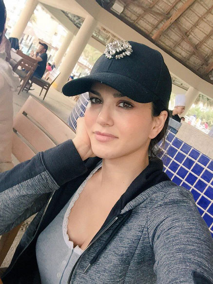 Sunny Leone Romantic Holiday In Mexico