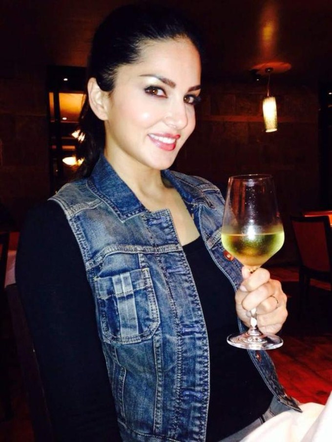 Sunny Leone's Unseen Candid Selfie Pics