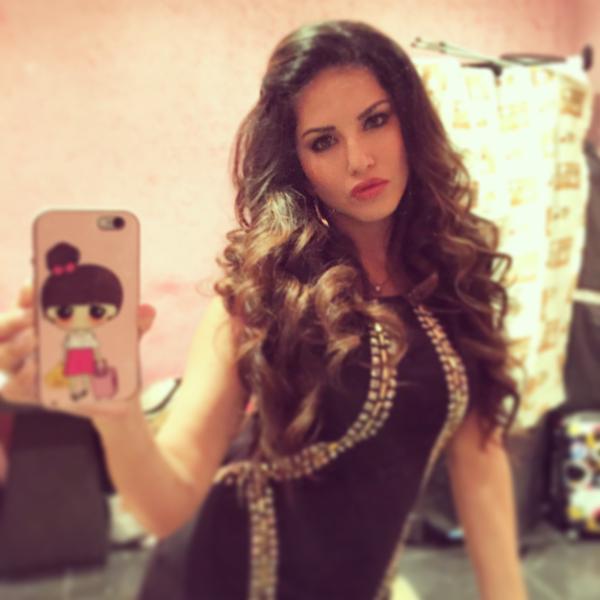 Sunny Leone's Unseen Candid Selfie Pics