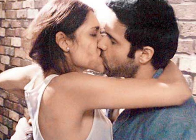 Emraan Hashmi Sensational Kissing Scenes