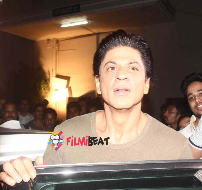 Shahrukh Khan On the Set of Bigg Boss 9 With Salman Khan