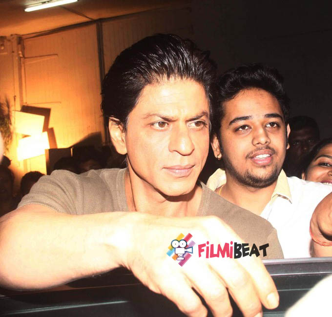 Shahrukh Khan On the Set of Bigg Boss 9 With Salman Khan