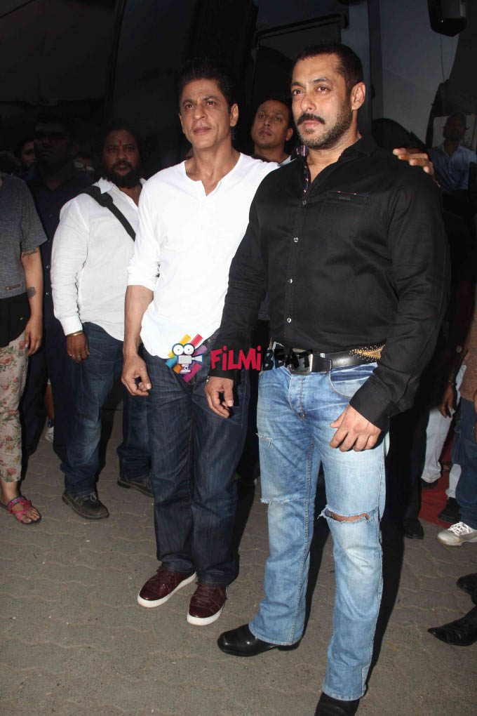 Shahrukh Khan On the Set of Bigg Boss 9 With Salman Khan