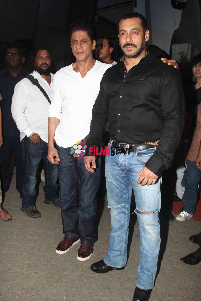 Shahrukh Khan On the Set of Bigg Boss 9 With Salman Khan