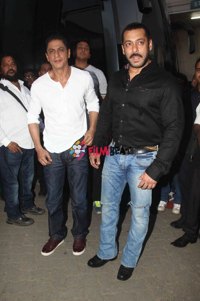Shahrukh Khan On the Set of Bigg Boss 9 With Salman Khan