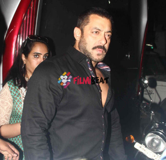 Shahrukh Khan On the Set of Bigg Boss 9 With Salman Khan