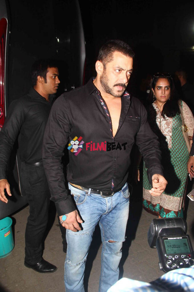 Shahrukh Khan On the Set of Bigg Boss 9 With Salman Khan