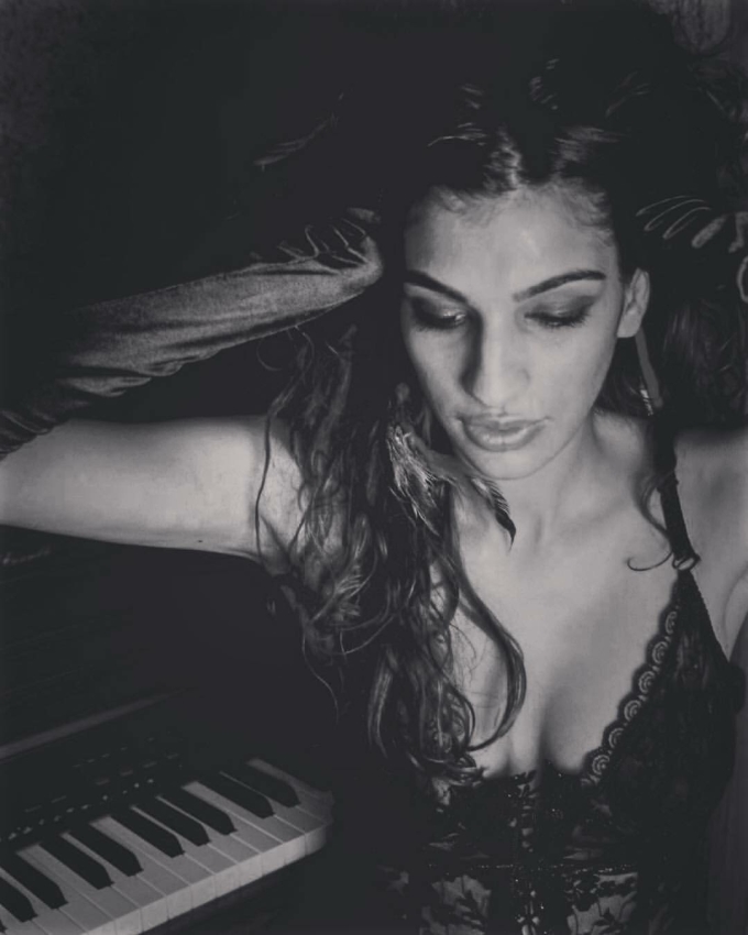 Anushka Manchanda Hottest Instagram