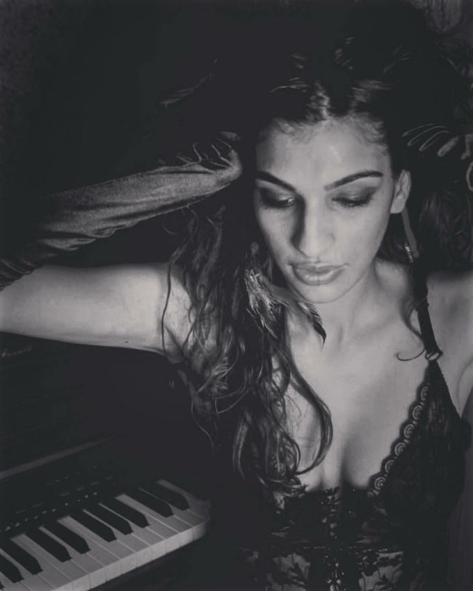 Anushka Manchanda Hottest Instagram