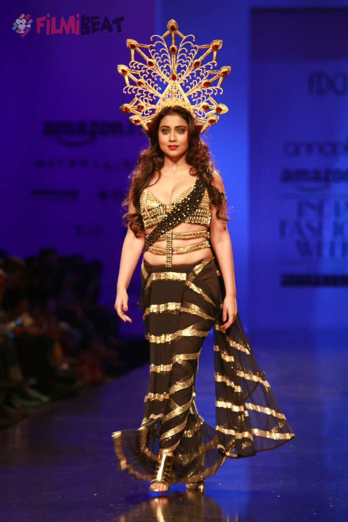 Shriya Saran Walks The Ramp At AIFW 2016