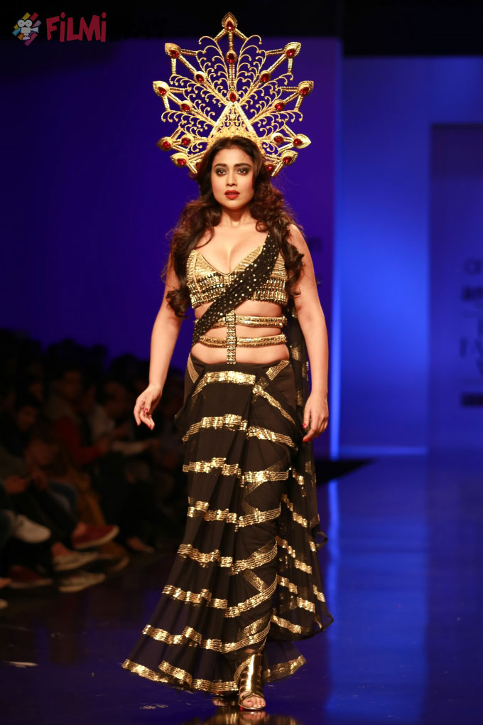 Shriya Saran Walks The Ramp At AIFW 2016