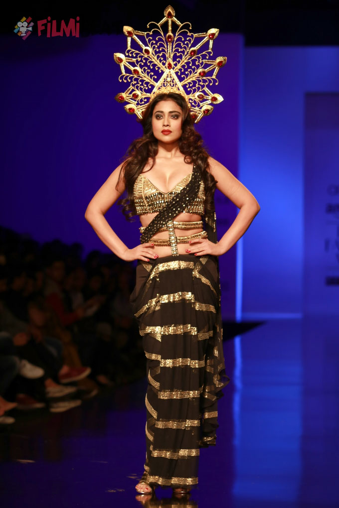 Shriya Saran Walks The Ramp At AIFW 2016