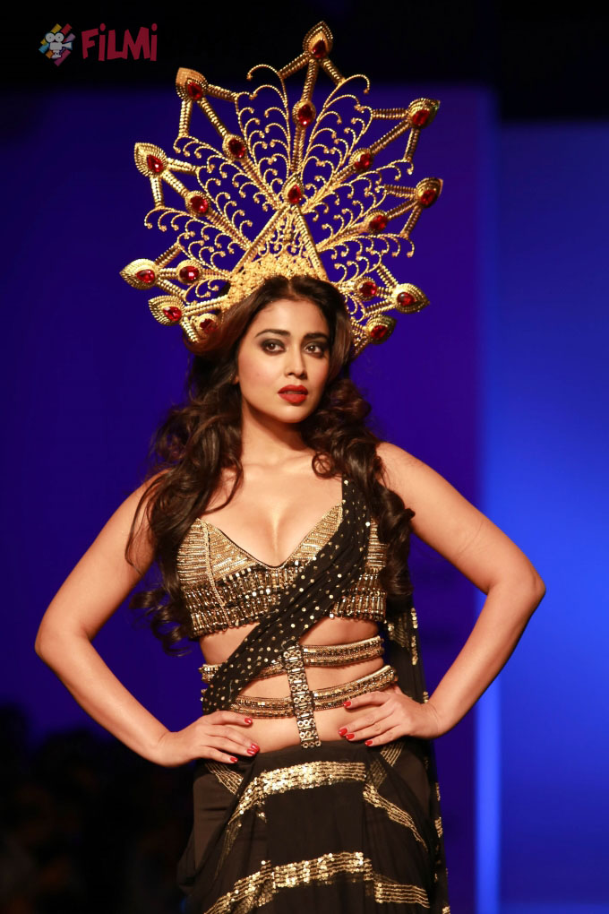 Shriya Saran Walks The Ramp At AIFW 2016